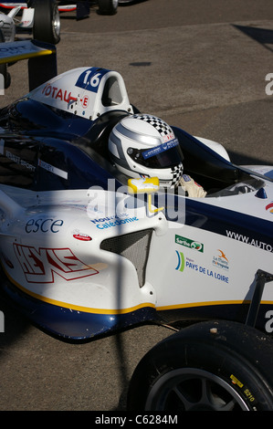 Pilote automobile français de Formule Renault 1.6L, Valentin Simonet, vient de terminer sa course lors des World Series by Renault Banque D'Images