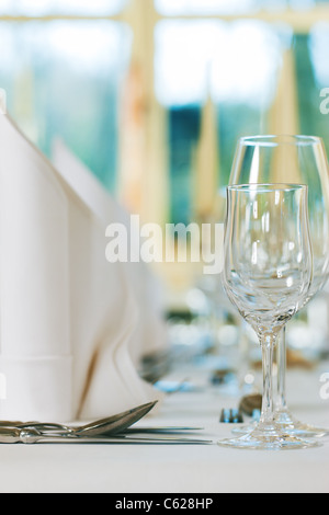 Mariage - feastfully table décorée avec l'argenterie et verres Banque D'Images