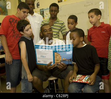 Paraprofessionnel Ed spéciale qui fonctionne avec des enfants avec des problèmes de comportement. Les écoles publiques de New York Banque D'Images