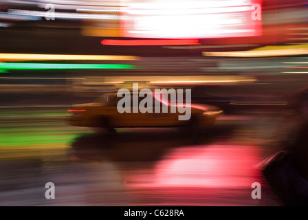 Un taxi conduit par Times Square à Manhattan après un orage à New York City, USA. © Craig M. Eisenberg Banque D'Images