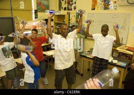 Paraprofessionnel Ed spéciale qui fonctionne avec des enfants avec des troubles du comportement de l'exercice. Les écoles publiques de New York Banque D'Images