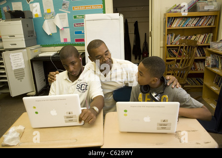 Paraprofessionnel Ed spéciale qui fonctionne avec des enfants avec des problèmes de comportement. Les écoles publiques de New York Banque D'Images