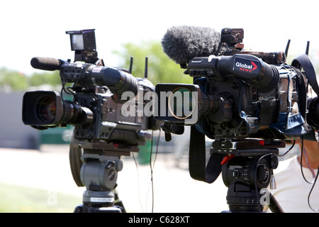 Les équipes de caméra tv caméras sur trépieds avec mics regina canada Banque D'Images