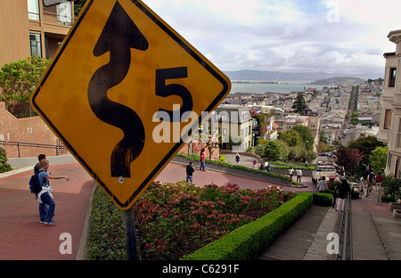 Les piétons descendre Lombard Street, la rue la plus sinueuse du monde à San Francisco. Banque D'Images