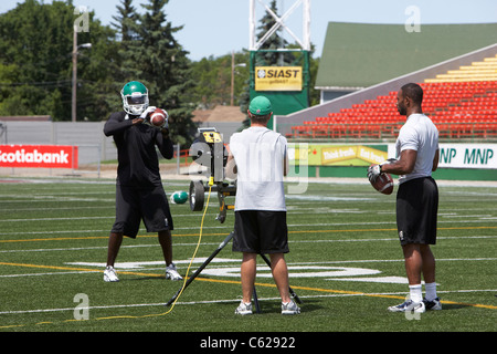 Formateur utilise machine automatique de passage football des Roughriders de la Saskatchewan au cours de la formation pré saison mosaic stadium taylor field Banque D'Images