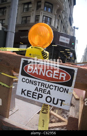 Le signe de danger dans une zone de construction sur la rue à Manhattan. Banque D'Images