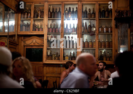 Les personnes buvant de l'absinthe dans les 200 ans, Barcelone bar Marsella Banque D'Images