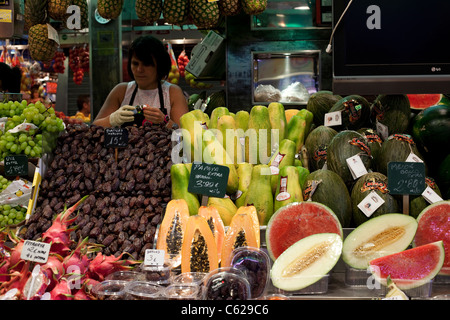 Étal de fruits au marché de la Boqueria, Barcelone Banque D'Images