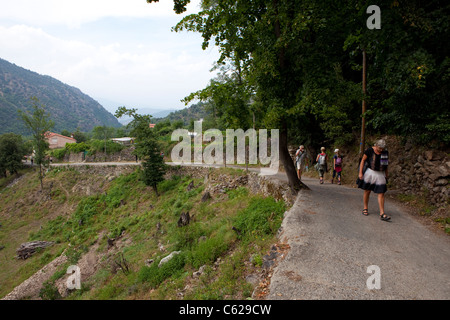 Femme marche vers le monastère de Saint Martin du Canigou, dans les Pyrénées, France. Banque D'Images