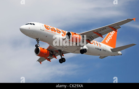 Avion EasyJet en venant d'atterrir à l'aéroport de Gatwick, Angleterre. Banque D'Images