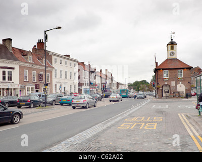 High Street et ancien hôtel de ville de Yarm, Stockton-on-Tees en Angleterre Banque D'Images