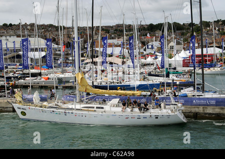 Rolex Fastnet Race concurrents à Cowes IOW Une coque un Challenger 72 avec équipage yacht type détente sur la rivière Medina à Cowes Banque D'Images