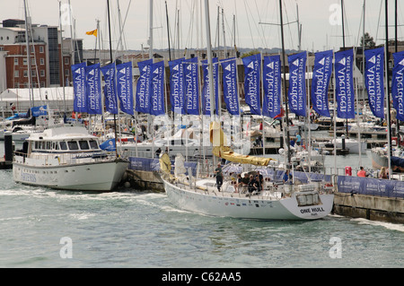 Rolex Fastnet Race concurrents à Cowes IOW Une coque un Challenger 72 avec équipage yacht type détente sur la rivière Medina à Cowes Banque D'Images