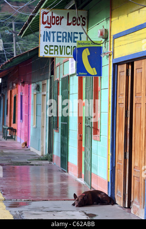 Les bâtiments en bois coloré sur l'Avenida del Cine. San Juan del Sur, Rivas, Nicaragua, Amérique Centrale Banque D'Images