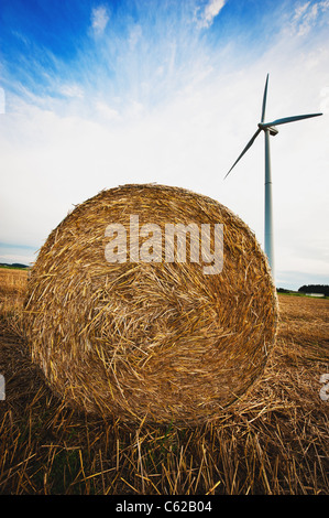 Big Haybale en face d'une éolienne Banque D'Images