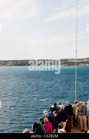 Approches,Canal de Corinthe,reliant la mer Ionienne à la mer Egée, qui transitent par canal avec Minerva,Bateau de croisière Swan Hellenic,Grèce Banque D'Images