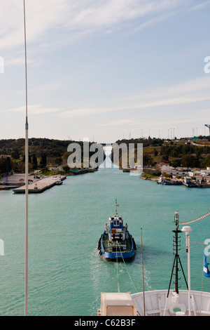 Approches,Canal de Corinthe,reliant la mer Ionienne à la mer Egée, qui transitent par canal avec Minerva,Bateau de croisière Swan Hellenic,Grèce Banque D'Images