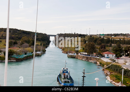 Approches,Canal de Corinthe,reliant la mer Ionienne à la mer Egée, qui transitent par canal avec Minerva,Bateau de croisière Swan Hellenic,Grèce Banque D'Images