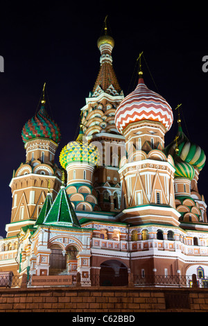 La Cathédrale de l'intercession du saint Basile sur la Place Rouge de nuit. Moscou, Russie. Banque D'Images