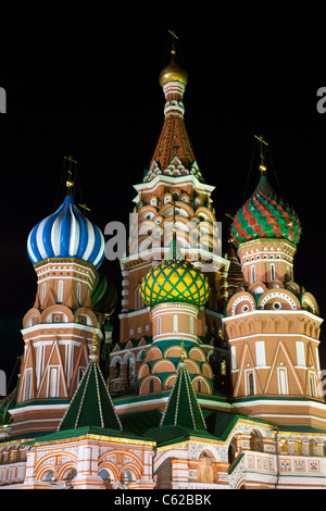 La Cathédrale de l'intercession du saint Basile sur la Place Rouge de nuit. Moscou, Russie. Banque D'Images