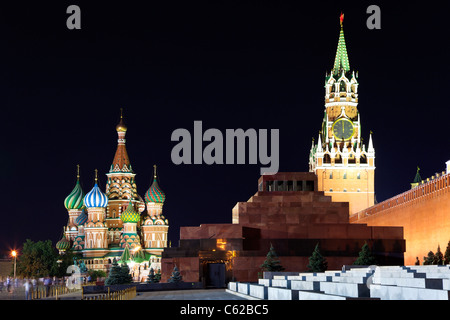 La Place Rouge de nuit. Vue de la cathédrale Saint-Basile, la Tour Spassky et le mausolée de Lénine. Moscou. La Russie. Banque D'Images