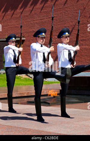 Changement de la garde d'honneur de la tombe du Soldat inconnu à Moscou. Banque D'Images