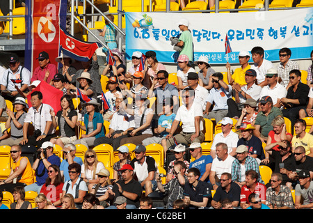 Les partisans de la Corée du Nord dans les stands à Rudolf Harbig Stadium à Dresde (Allemagne) au cours d'un match de Coupe du monde aux USA v. Banque D'Images