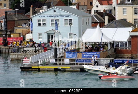 Les bureaux de la Commission du port de Cowes sur le front de la rivière Medina dans l'ouest de Cowes, île de Wight, Angleterre, Royaume-Uni Banque D'Images