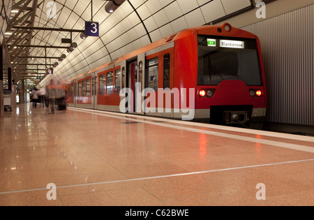 Train local de la station de métro à l'aéroport de Hambourg Banque D'Images