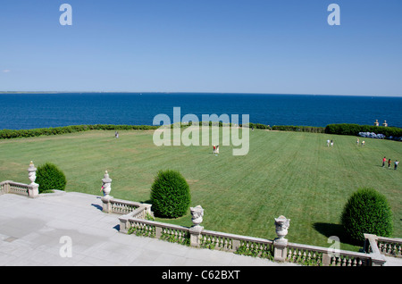 Newport, Rhode Island. Vanderbilt historique hôtel particulier de l'âge d'or de la Renaissance italienne, le Breakers, vers 1895. Banque D'Images