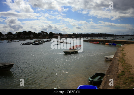 Vues de Larmor-Baden de Port Lagaden sur Golfe du Morbihan, Morbihan, Bretagne, France Banque D'Images