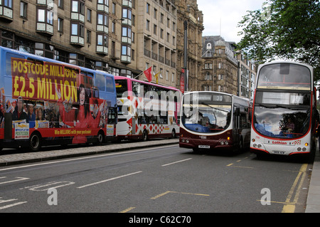 Des autobus sur Princes Street Edinburgh Scotland UK Banque D'Images