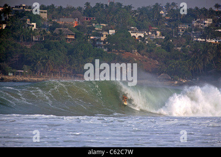 En surfant à l''Mexican Pipeline' sur plage Playa Zicatela. Puerto Escondido, Oaxaca, Mexique, Amérique du Nord Banque D'Images