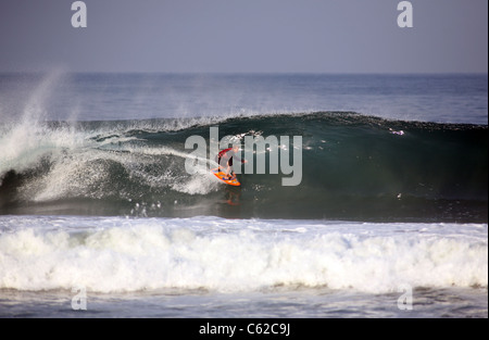 En surfant à l''Mexican Pipeline' sur plage Playa Zicatela. Puerto Escondido, Oaxaca, Mexique, Amérique du Nord Banque D'Images