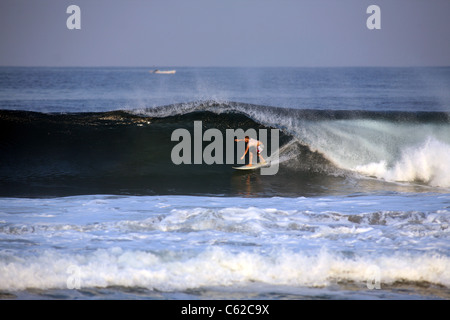 En surfant à l''Mexican Pipeline' sur plage Playa Zicatela. Puerto Escondido, Oaxaca, Mexique, Amérique du Nord Banque D'Images