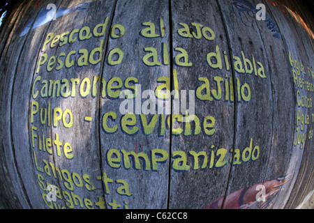 Peinture murale du menu sur le mur d'un restaurant devant la plage Banque D'Images