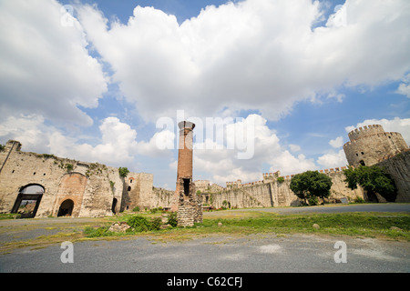 Yedikule Château (Château de Tours à 7) l'architecture Byzantine et ruines de mosquée à Istanbul, Turquie. Banque D'Images