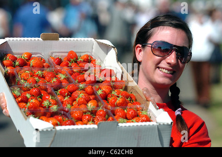 Rhiannon Turner avec des masses de fraises à vendre au sud de l'Angleterre d'aujourd'hui à Ardingly Banque D'Images