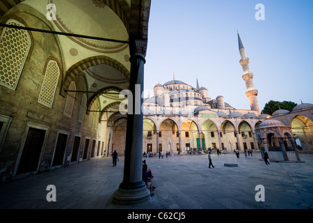 La Mosquée Bleue (Sultan Ahmet Camii) monument historique au crépuscule, ottomane et Byzantine style architectural à Istanbul, Turquie. Banque D'Images