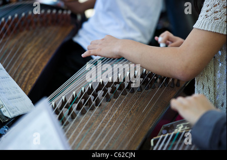 Guzheng instrument de musique traditionnel chinois à cordes Banque D'Images