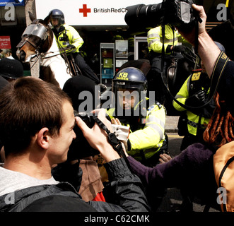 Des bombes de fumée sont relâchés comme armes contre des manifestants et la police sur certains chevaux clash en route de Londres Brighton pour protester Mayday Banque D'Images