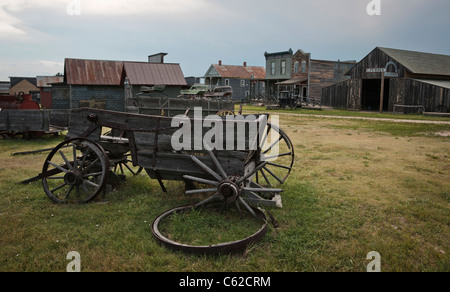 Ville historique sauvage ouest des années 1880 dans le Dakota du Sud près de Murdo aux États-Unis chariot en bois cassé américain devant des bâtiments personne horizontal haute résolution Banque D'Images