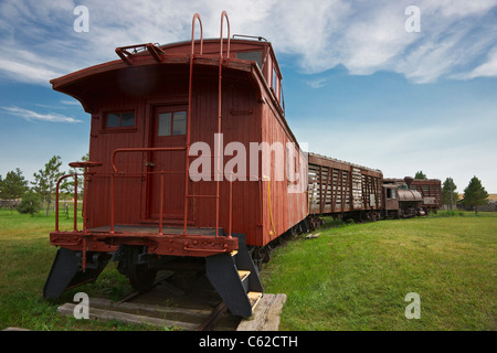 Ville historique sauvage ouest des années 1880 dans le Dakota du Sud près de Murdo aux États-Unis train historique de l'arrière vue arrière faible angle personne ciel bleu horizontal haute résolution Banque D'Images