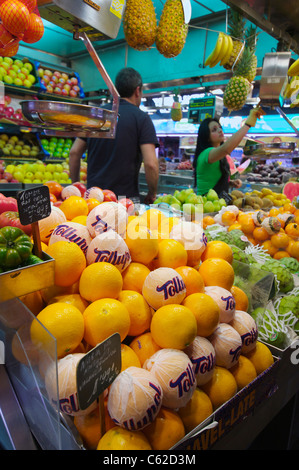 Blocage des fruits et légumes au marché Mercat de la Boqueria Banque D'Images