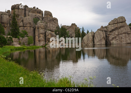 Rochers de granit affleurements et reflets d'arbres dans Sylvan Lake dans Custer State Park Black Hills South Dakota USA paysage haute résolution Banque D'Images