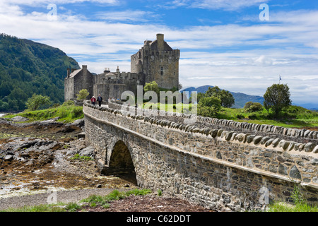 Touristes traversant le pont pour le château d'Eilean Donan, Loch Duich, Highland, Scotland, UK Banque D'Images