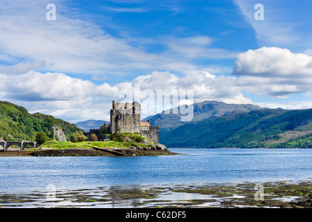 Vue vers le château d'Eilean Donan, Loch Duich, Highland, Scotland, UK Banque D'Images