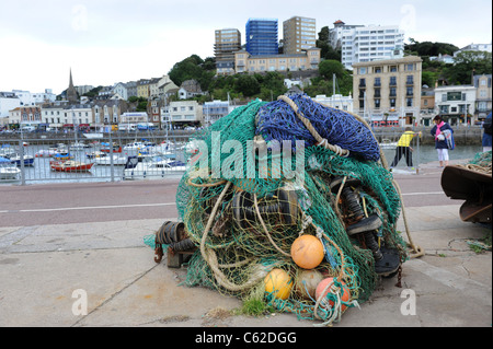 Des filets de pêcheurs et des cordes dans le port de Torquay Devon Uk Banque D'Images