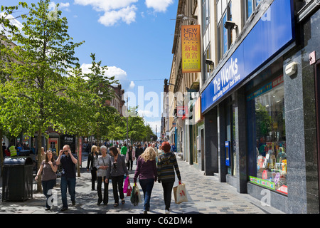 Boutiques sur Sauchiehall Street dans le centre-ville, Glasgow, Écosse, Royaume-Uni Banque D'Images