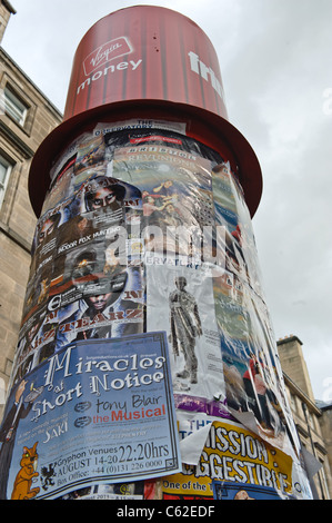 Affiches sur un pilier de la marque Virgin Money dans la High Street, Edinburgh Fringe 2011 Banque D'Images